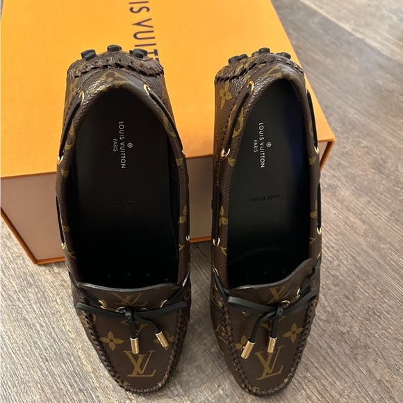 BRAND NEW! LOUIS VUITTON MONOGRAM LOAFERS SIZE M38! NEVER WORN! - Picture 3 of 8